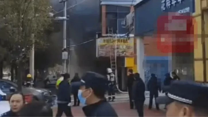 Hiện trường vụ cháy cửa hàng ở TP Tân Dư, tỉnh Giang Tây, Trung Quốc, ngày 24-1. Ảnh: GLOBAL TIMES
