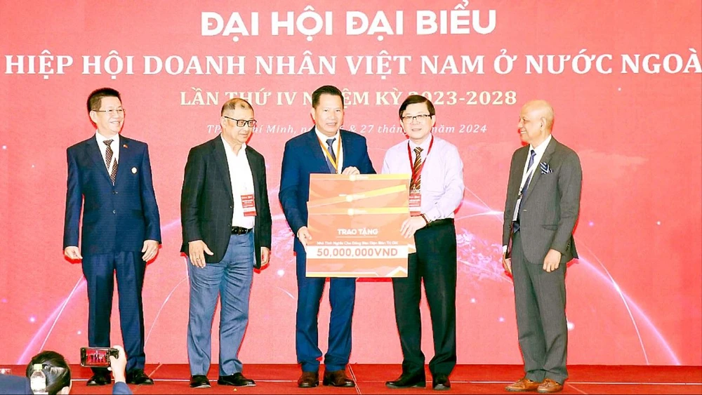 Các doanh nhân Việt Nam ở nước ngoài hỗ trợ kinh phí xây dựng nhà đoàn kết tại tỉnh Điện Biên