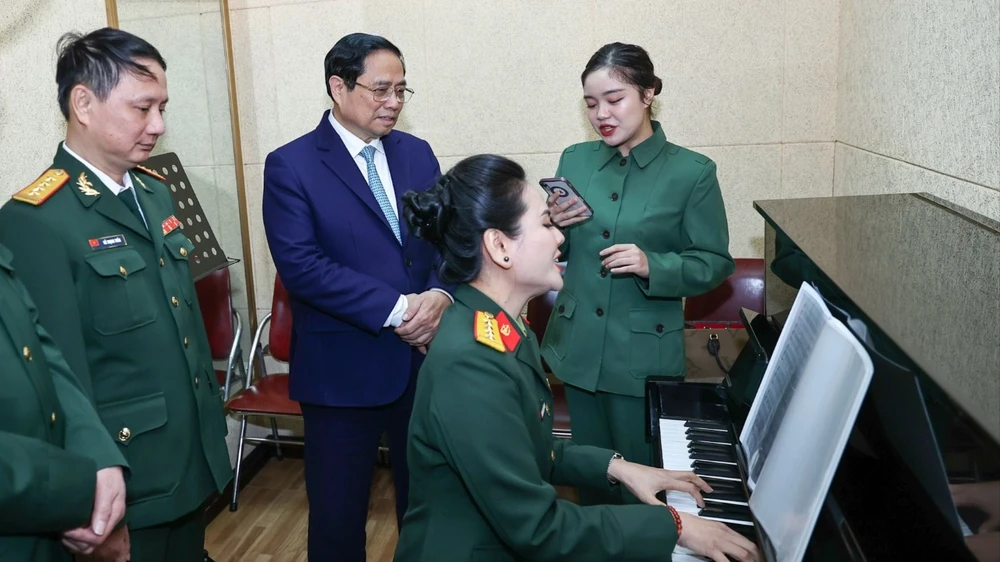 Thủ tướng Phạm Minh Chính thăm, chúc tết cán bộ, giảng viên, sinh viên Trường Đại học Văn hóa - Nghệ thuật Quân đội, chiều 31-1. Ảnh: VIẾT CHUNG 