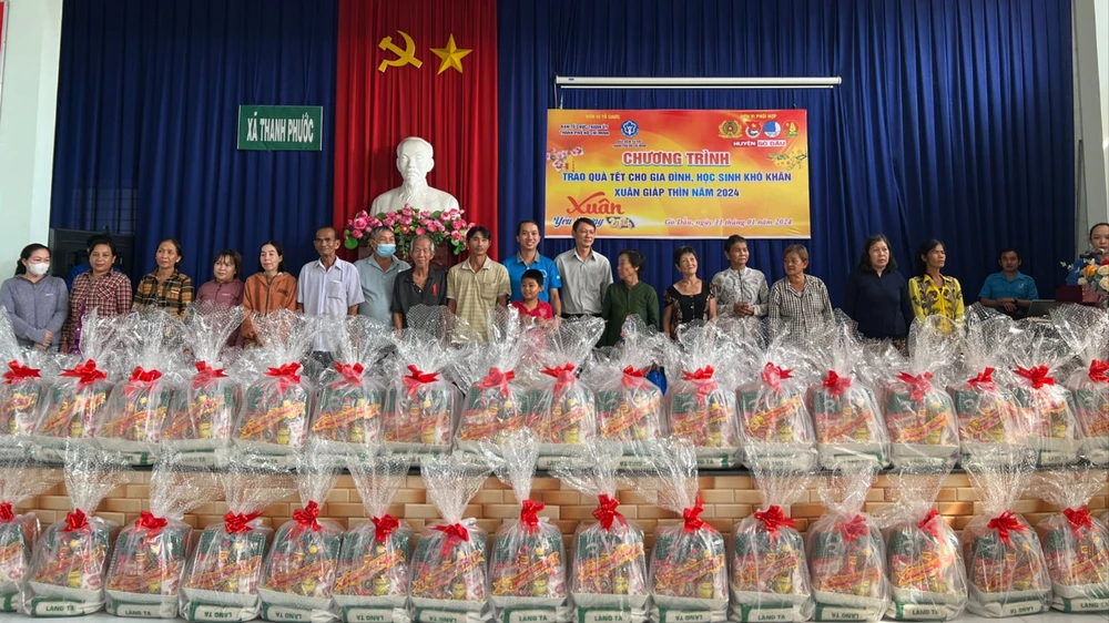 Đại diện Ban Tổ chức Thành ủy TPHCM và BHXH TPHCM trao quà đến người dân xã Thanh Phước, huyện Gò Dầu, tỉnh Tây Ninh