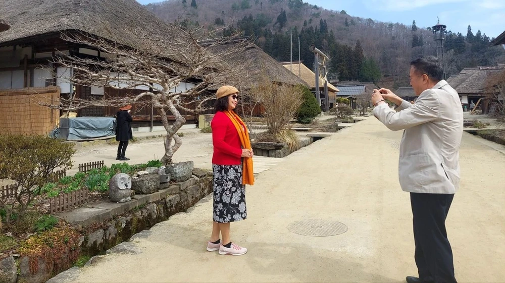 Du khách tham quan làng cổ Ouchijuku Fukushima vào mùa xuân