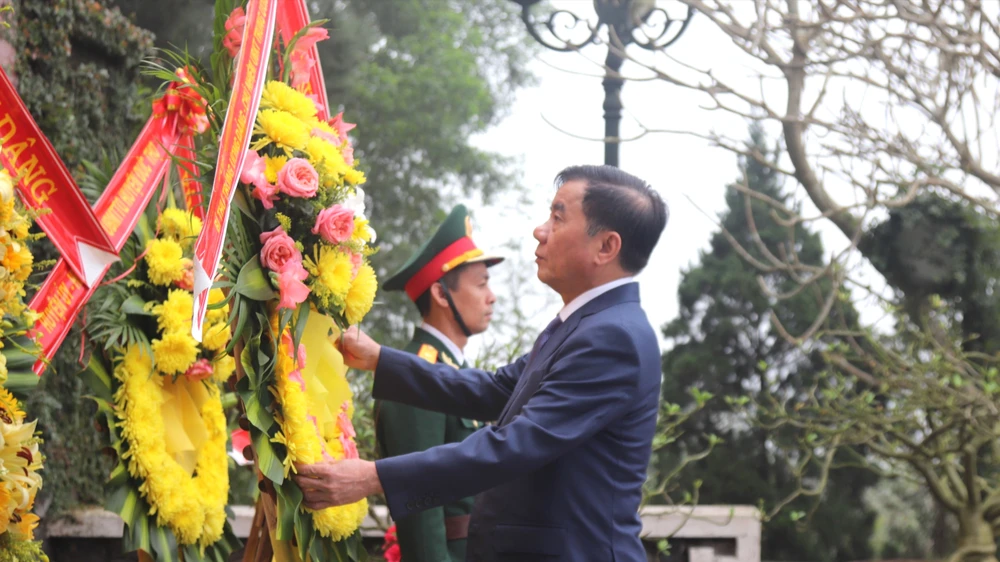 Chủ nhiệm Ủy ban Kiểm tra Trung ương Trần Cẩm Tú dâng hoa, dâng hương tại Khu mộ cố Tổng Bí thư Trần Phú 