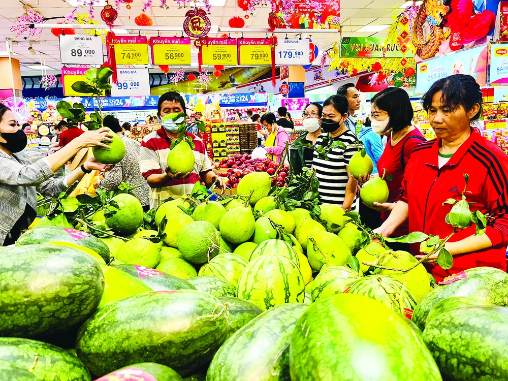 Người dân chọn mua trái cây tại siêu thị Co.opmart Lý Thường Kiệt trưa 6-2. Ảnh: GIA HÂN