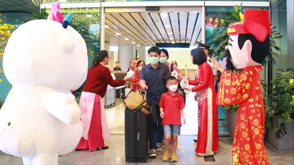 Du khách quốc tế trên chuyến bay Don Mueang - Đà Nẵng được chào đón khi "xông đất" đầu Xuân Giáp Thìn 2024. Ảnh: XUÂN QUỲNH
