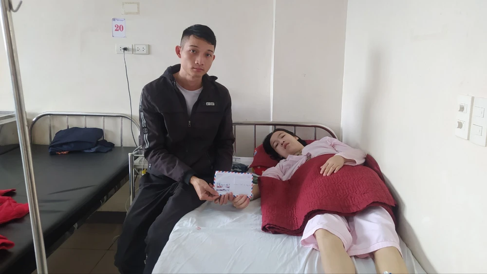 Trao 10 triệu đồng của bạn đọc Báo SGGP giúp chị Trần Thị Thúy Nhi chữa bệnh