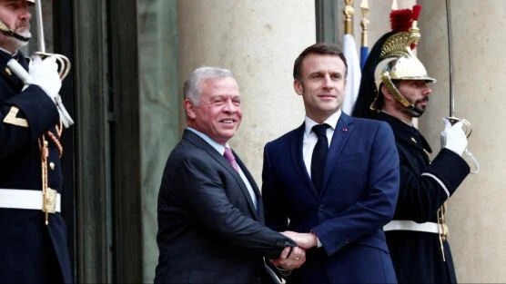 Tổng thống Pháp Emmanuel Macron (phải) và Quốc vương Jordan Abdullah II. Ảnh: REUTERS