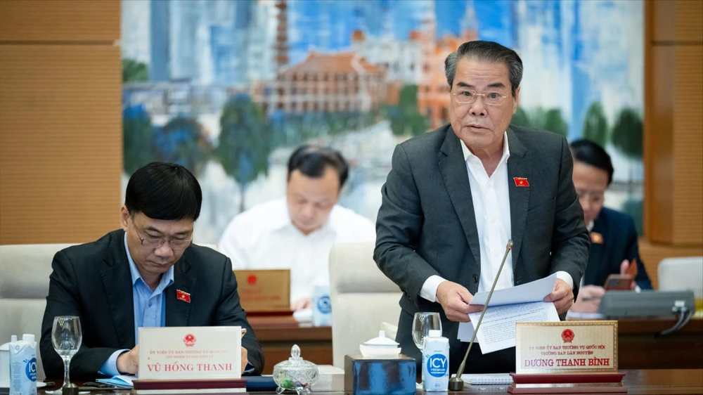 Trưởng ban Dân nguyện Dương Thanh Bình báo cáo tại phiên họp