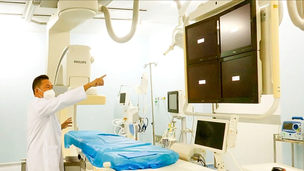 Bác sĩ CK2 Võ Ngọc Cường, Giám đốc Bệnh viện huyện Bình Chánh, TPHCM, giới thiệu hệ thống chụp mạch máu số hóa xóa nền (DSA) mà bệnh viện vừa đầu tư