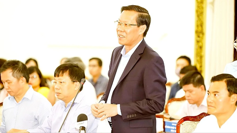 Chủ tịch UBND TPHCM Phan Văn Mãi phát biểu tại hội thảo “Phát triển không gian, chức năng dọc hành lang sông Sài Gòn theo kinh nghiệm của Pháp về sông Seine”. Ảnh: HOÀNG HÙNG