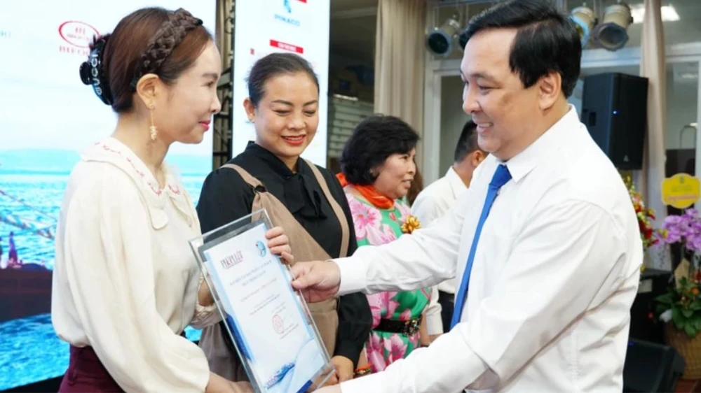 Phó Tổng Biên tập Báo Pháp Luật TPHCM Nguyễn Thái Bình trao thư cảm ơn cho nhà tài trợ