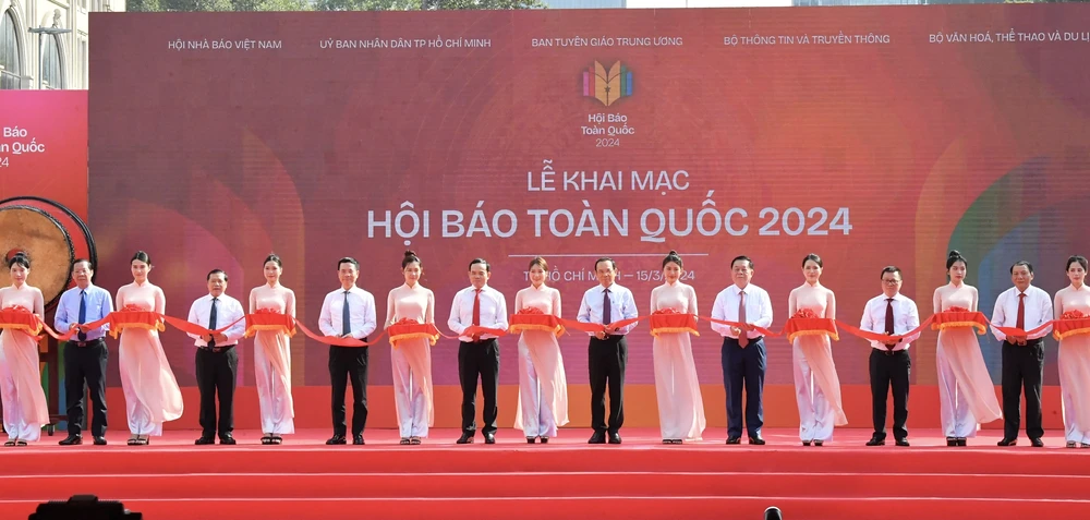 Bí thư Thành ủy TPHCM Nguyễn Văn Nên cùng các đại biểu cắt băng khai mạc Hội Báo toàn quốc năm 2024. Ảnh: VIỆT DŨNG