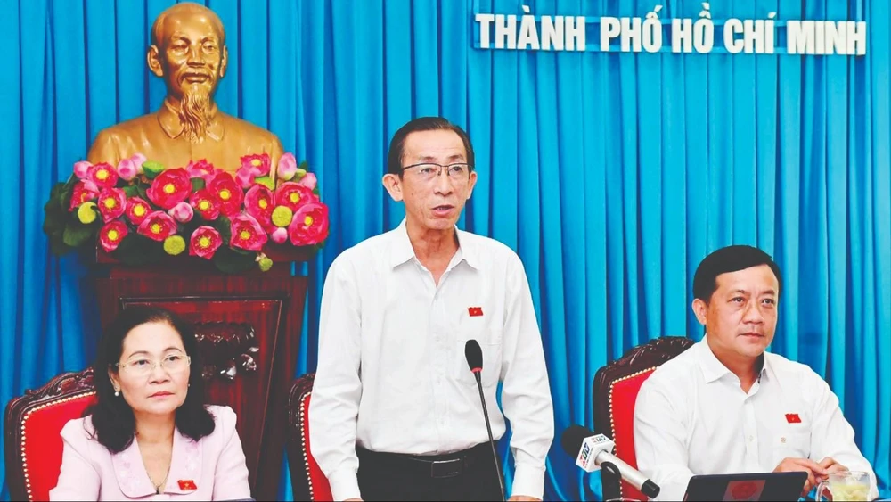 Các đại biểu Nguyễn Thị Lệ, Trần Hoàng Ngân, Hà Phước Thắng (Đoàn ĐBQH TPHCM) trong buổi chất vấn tại điểm cầu TPHCM. Ảnh: VIỆT DŨNG