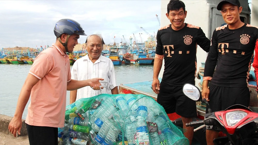 Tỉnh Bình Định triển khai mô hình tàu cá đánh bắt xa bờ có trách nhiệm mang rác nhựa về