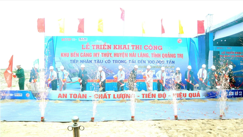 Lễ thi công Dự án Đầu tư xây dựng Khu bến cảng Mỹ Thủy, huyện Hải Lăng, tỉnh Quảng Trị