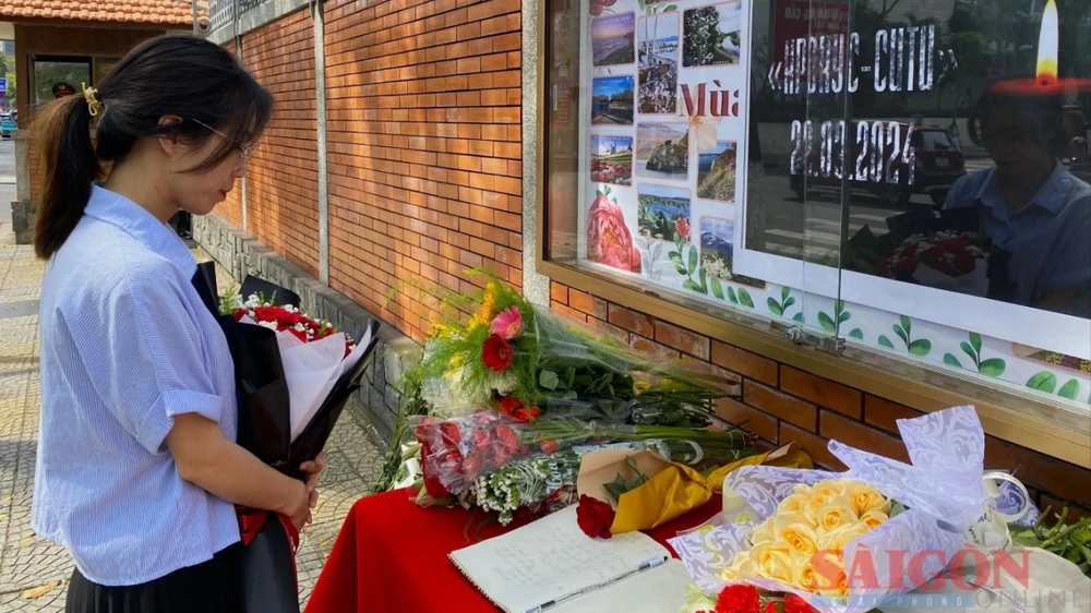 Người dân đến đặt hoa tưởng niệm trước Tổng lãnh sự quán Liên Bang Nga tại TP Đà Nẵng sáng 26-3