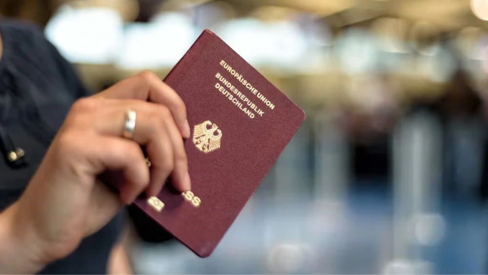 Khoảng 10 triệu người sống ở Đức không có hộ chiếu Đức. Ảnh: Financial Times