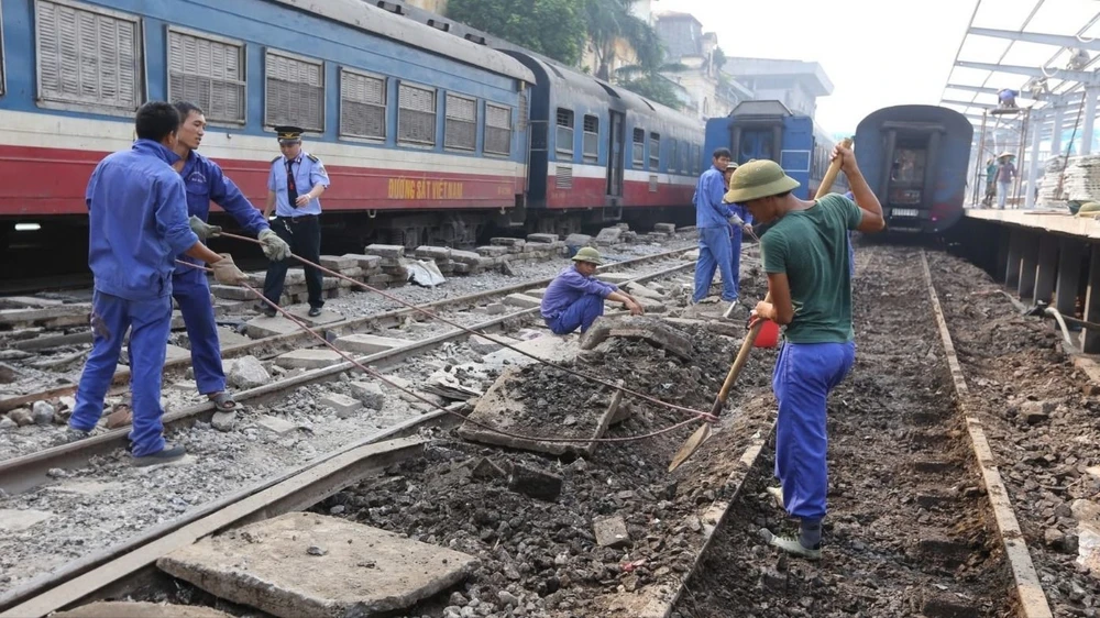 Thi công nâng cấp hạ tầng đường sắt tại ga Hà Nội. Ảnh: QUANG PHÚC