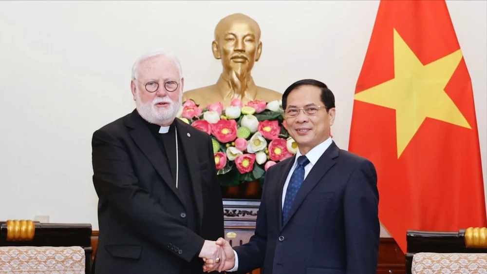 Bộ trưởng Ngoại giao Bùi Thanh Sơn tiếp Bộ trưởng Ngoại giao Vatican đang có chuyến thăm lịch sử đến Việt Nam. Ảnh: VIẾT CHUNG
