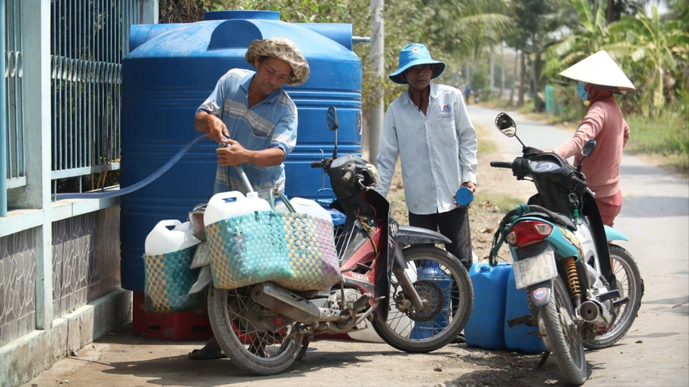 Người dân huyện Cần Giuộc, tỉnh Long An đến lấy nước tại điểm cấp nước công cộng. Ảnh: NGỌC PHÚC