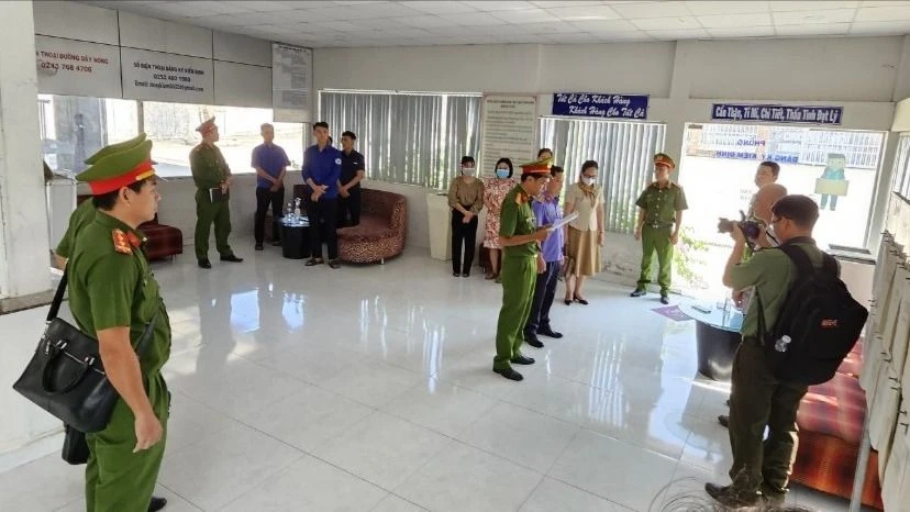 Cơ quan Cảnh sát điều tra, Công an tỉnh Bình Thuận công bố quyết định khởi tố bị can, thi hành lệnh bắt tạm giam đối với 2 Phó Giám đốc Trung tâm Đăng kiểm xe cơ giới 86-02D. Ảnh: CA
