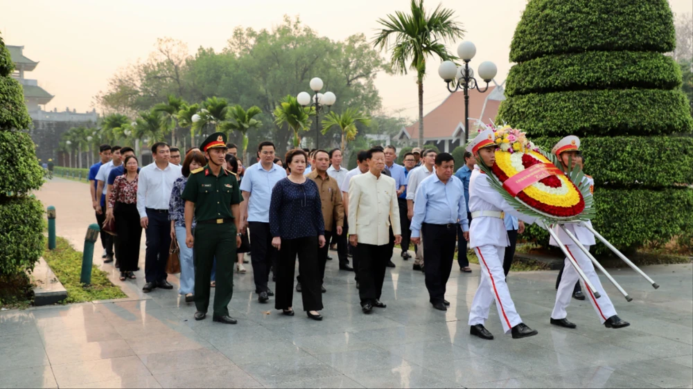 Bộ trưởng Nguyễn Chí Dũng cùng đoàn công tác đến đặt vòng hoa, dâng hương tưởng niệm và tri ân các anh hùng liệt sĩ tại Nghĩa trang liệt sĩ quốc gia A1.