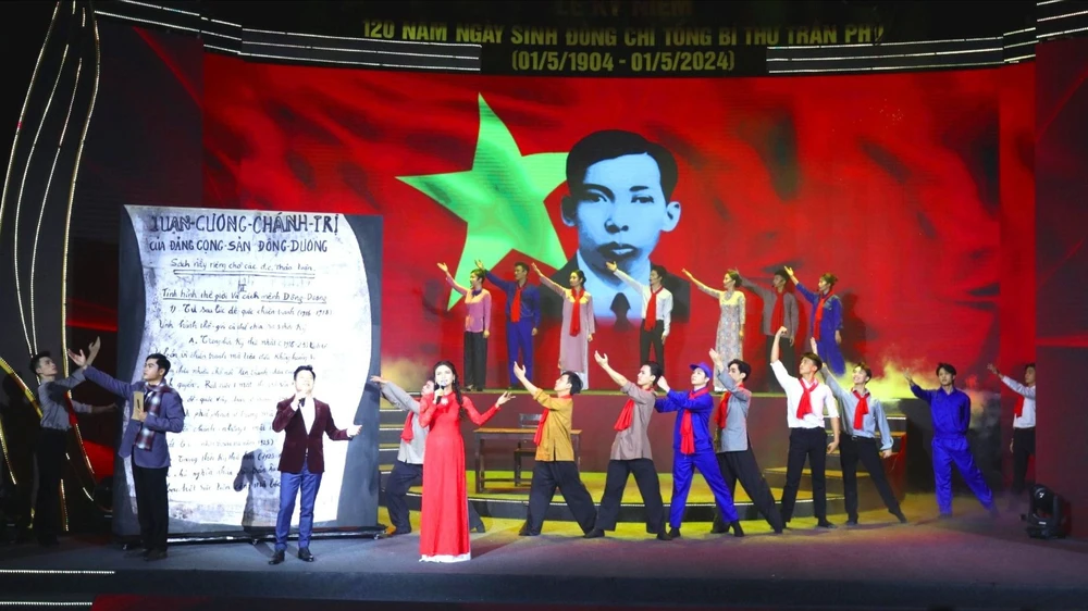 Tiết mục biểu diễn tại Lễ kỷ niệm 120 năm Ngày sinh đồng chí Trần Phú - Tổng Bí thư đầu tiên của Đảng