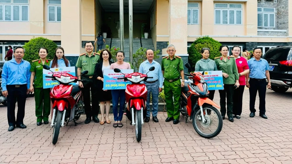 Hội Phụ nữ Công an TPHCM, Công an quận 8 và Ủy ban MTTQ Việt Nam quận 8 trao tặng phương tiện sinh kế và hỗ trợ vốn cho các trường hợp khó khăn ở quận 8