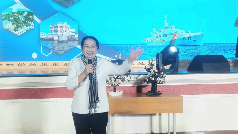 Bà Võ Thị Dung, nguyên Phó Bí thư Thành ủy TPHCM, Trưởng đoàn đại biểu TPHCM phát biểu cảm nghĩ trong buổi họp mặt