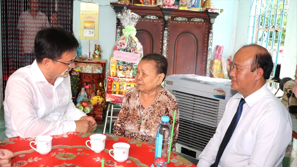 Trưởng Ban Dân vận Thành ủy TPHCM Nguyễn Mạnh Cường và Phó Bí thư Thường trực Quận ủy quận 8 Đỗ Hữu Trí thăm hỏi gia đình chính sách tại quận 8