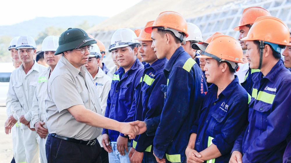 Thủ tướng Chính phủ thăm hỏi, động viên các công nhân trên công trường đường cao tốc Chí Thanh - Vân Phong. Ảnh: NHẬT BẮC