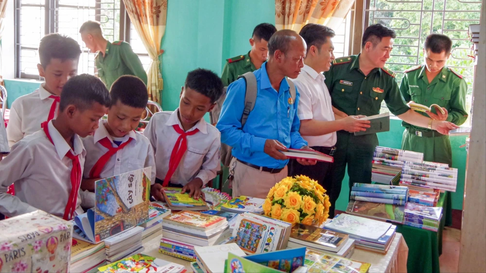Học sinh Trường Tiểu học và THCS A Roàng chọn và đọc sách tại “Gian sách Biên phòng”
