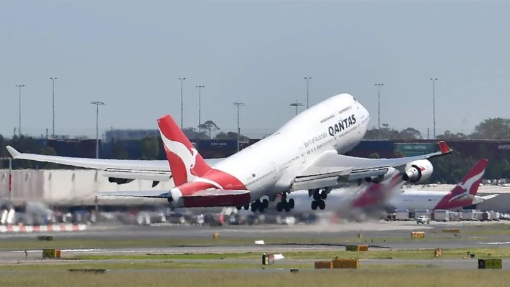 Máy bay của hãng hàng không Qantas Airways cất cánh từ sân bay Sydney (Australia). Ảnh: AFP/TTXVN