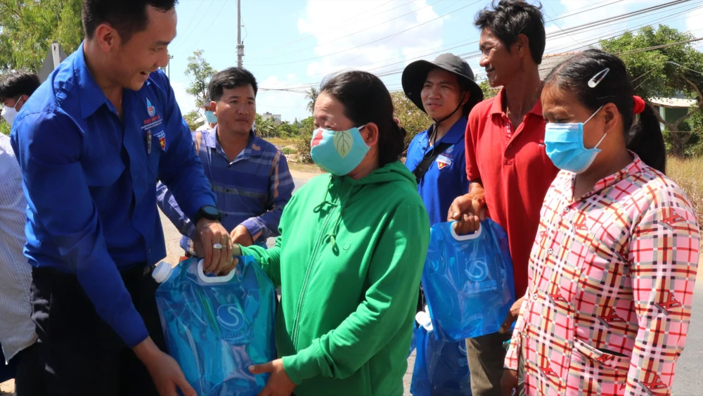 Trao tặng nước sạch đến bà con vùng hạn, mặn tỉnh Tiền Giang
