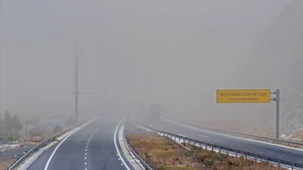 Bụi bay mù mịt làm hạn chế tầm nhìn của tài xế trên cao tốc Nha Trang - Cam Lâm