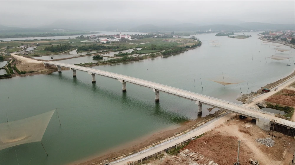 Cầu qua 4 thôn đảo Cồn Nâm, Minh Hà, Đông Thành, Tân Định (xã Quảng Minh) vừa cứu hộ cứu nạn mùa lũ vừa giúp dân thông thương phát triển kinh tế