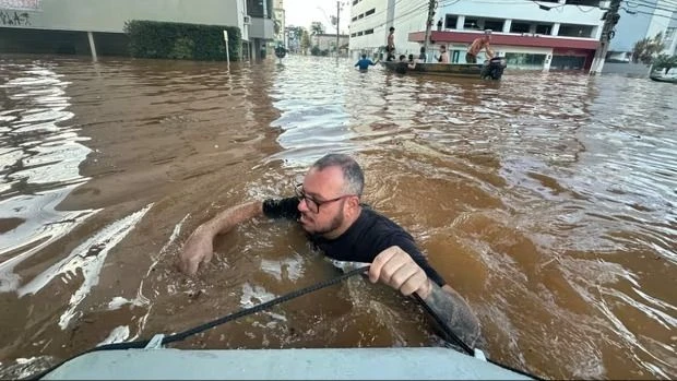 Người dân thành phố Porto Alegre vượt lũ. Ảnh: The Guardian