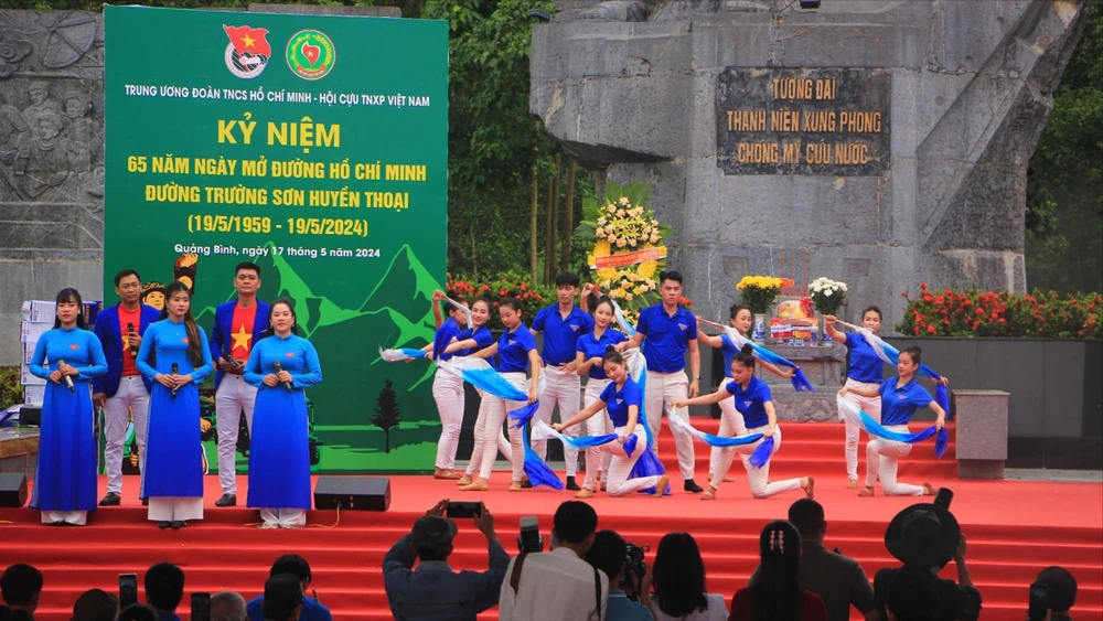 Thế hệ trẻ tri ân bằng chương trình văn nghệ hào hùng