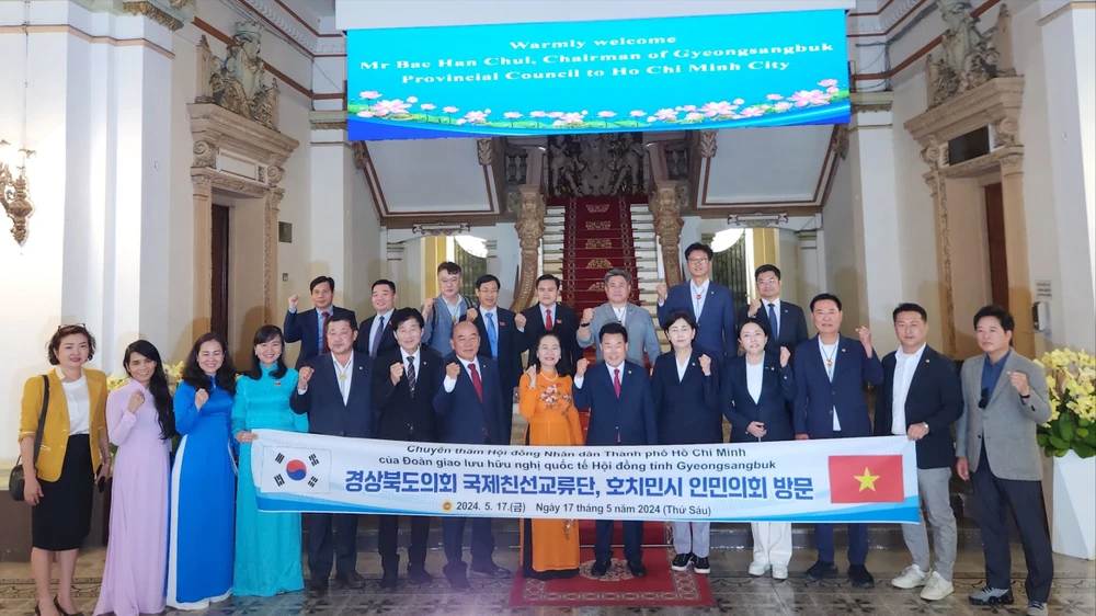 Các thành viên Đoàn Hội đồng tỉnh Gyeongsangbuk chụp ảnh lưu niệm tại buổi tiếp. Ảnh: XUÂN KHU