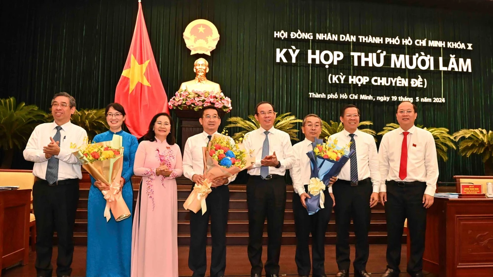 Bí thư Thành ủy TPHCM cùng lãnh đạo Thành ủy, HĐND, UBND TPHCM tặng hoa chúc mừng đồng chí Võ Ngọc Quốc Thuận được bầu làm Ủy viên UBND TPHCM. Ảnh: VIỆT DŨNG
