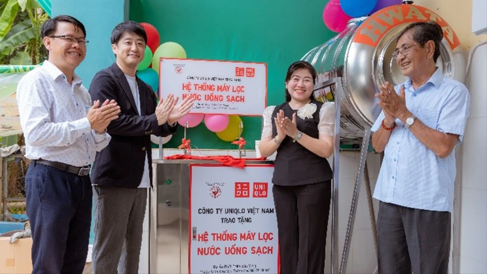 Lãnh đạo UNIQLO bàn giao hệ thống máy lọc nước uống sạch tặng điểm trường Thiềng Liềng, Trường Tiểu học Thạnh An