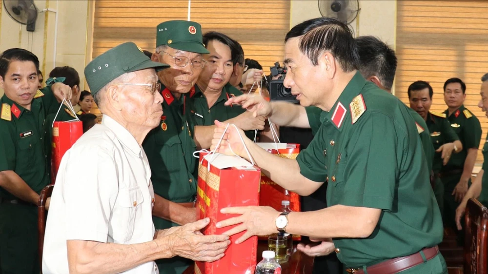 Đại tướng Phan Văn Giang, Bộ trưởng Bộ Quốc phòng, trao quà tặng gia đình chính sách tại tỉnh Quảng Trị