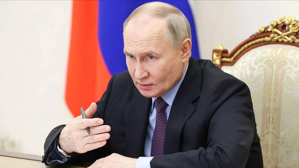 Tổng thống Nga Vladimir Putin ký sắc lệnh tịch thu tài sản Mỹ. Ảnh: Tass