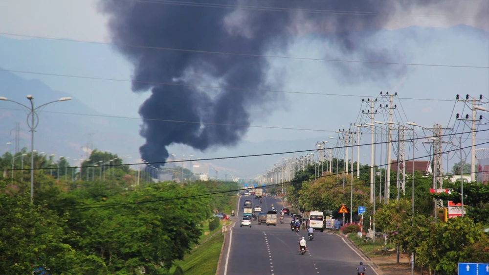 Vụ cháy nhìn từ TP Nha Trang