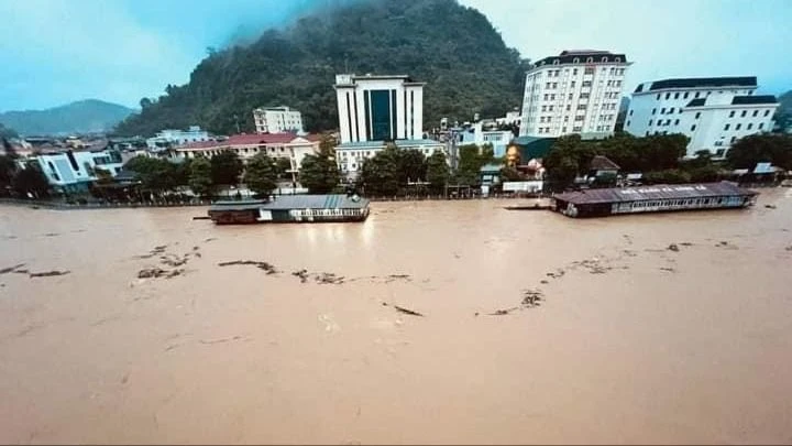 Nước lũ mênh mông ở TP Hà Giang sáng 10-6