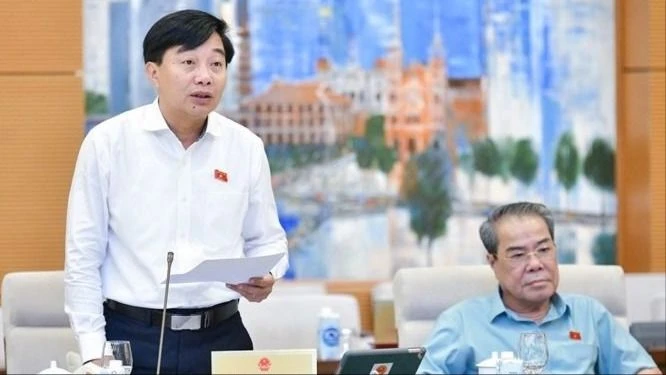 Phó Chủ nhiệm Ủy ban Kinh tế Nguyễn Minh Sơn trình bày báo cáo góp ý về quy hoạch Thủ đô Hà Nội thời kỳ 2021 - 2030, tầm nhìn đến năm 2050 và đồ án điều chỉnh quy hoạch chung Thủ đô Hà Nội đến năm 2045, tầm nhìn đến năm 2065