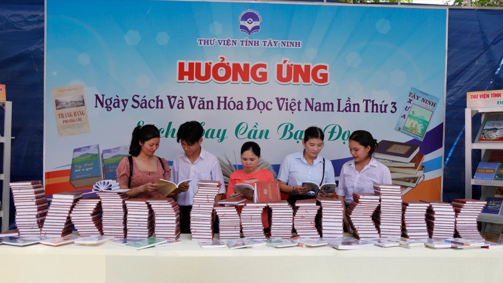 Người dân Tây Ninh tham gia ngày hội