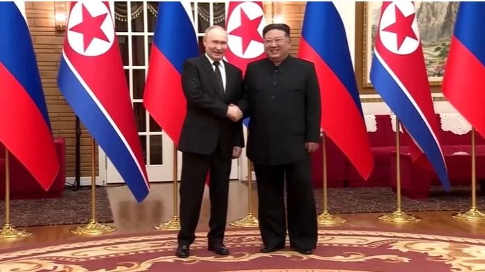 Tổng thống Nga Vladimir Putin (trái) và nhà lãnh đạo Triều Tiên Kim Jong-un tại Thủ đô Bình Nhưỡng, Triều Tiên. Ảnh: Reuters
