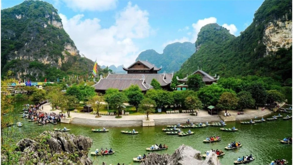Di sản Tràng An (Ninh Bình) là điểm đến của nhiều du khách trong và ngoài nước