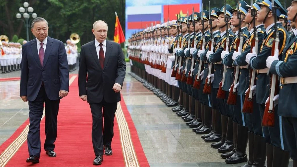 Chủ tịch nước Tô Lâm chủ trì lễ đón Tổng thống Putin đến Việt Nam. Ảnh: TASS