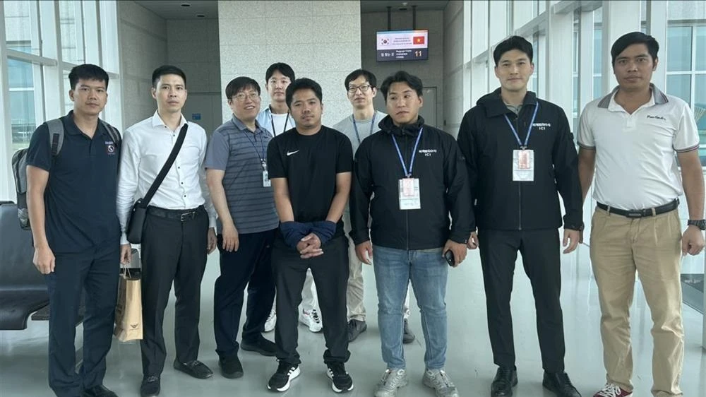 Interpol Việt Nam tiếp nhận đối tượng Nguyễn Văn Tấn để dẫn giải từ Hàn Quốc về Việt Nam